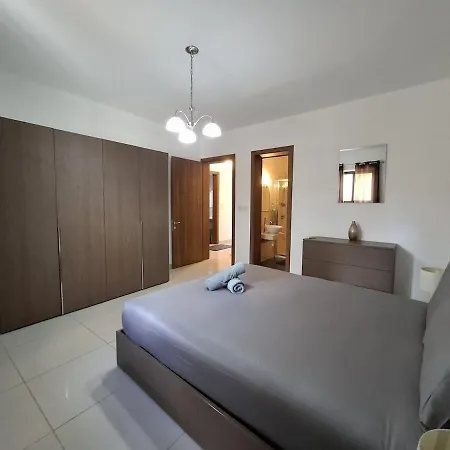 V86 - Coastal With Open Sea Views Appartement